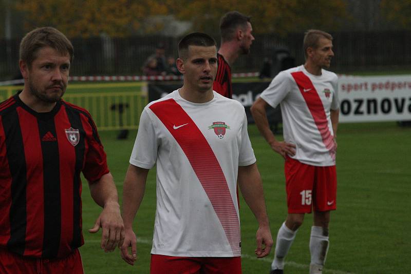 Fotbalisté Hroznové Lhoty (bíločervené dresy) v televizním zápase porazili Vnorovy 5:1. Zápas sledovalo 1500 diváků.