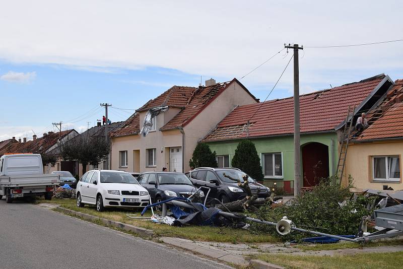 Následky řádění tornáda v Moravské Nové Vsi a v Hruškách.