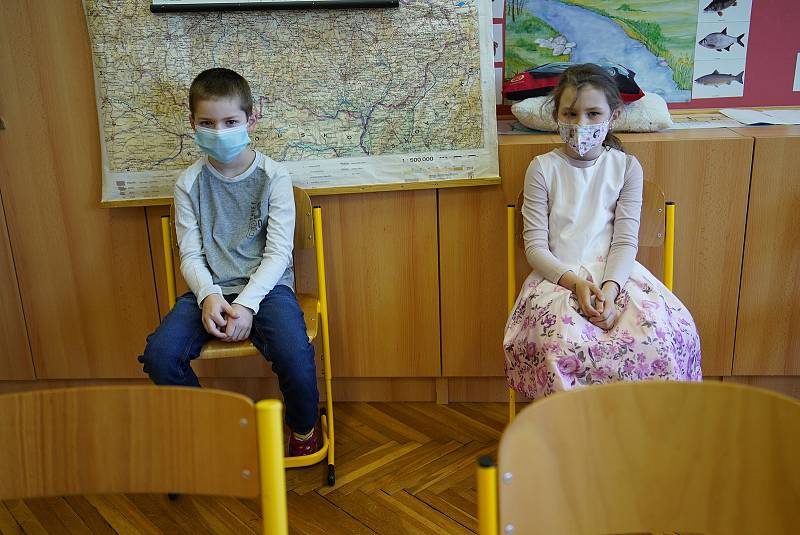 V Dolních Věstonicích na Břeclavsku děti testovali antigenními testy ze slin, které zakoupila obec. Bylo u toho veselo.