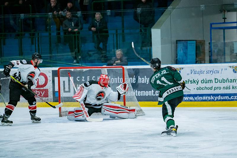 Hodonínští hokejisté (v zeleném) porazili v úvodním utkání semifinále play-off Krajské ligy mužů jižní Moravy a Zlína Boskovice 5:2.