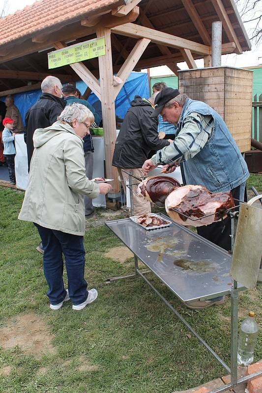 V Senetářově pořádali v sobotu Festival šneka Krasíka. Jeho knihu zde pokřtili. Děti pobavily pohádky, ale nenudili se ani jejich rodiče.