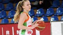 Mladá basketbalistka Petra Holešinská letos nastupuje v nejvyšší ženské soutěži i Eurolize.