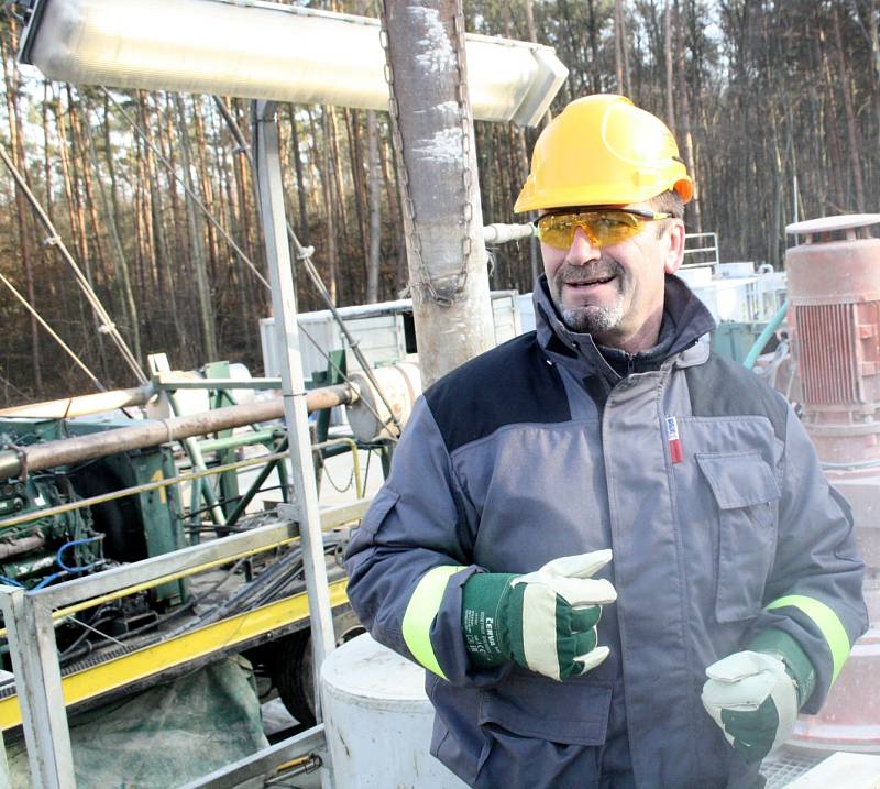 Redaktor Hodonínského deníku Rovnost Petr Turek si vyzkoušel jeden pracovní den jako vrtař společnosti MND. Na snímku jeden ze zaměstnanců.