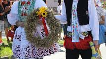 Kolem sto padesáti krojovaných se v sobotu sešlo ve Vracově, aby oslavili konec žní tradičně nazývanou Dožínky.