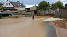 Lokální bouře doprovázená kroupami zasáhla Strážnici na Hodonínsku. Voda zatopila některé ulice i sklepy domů.