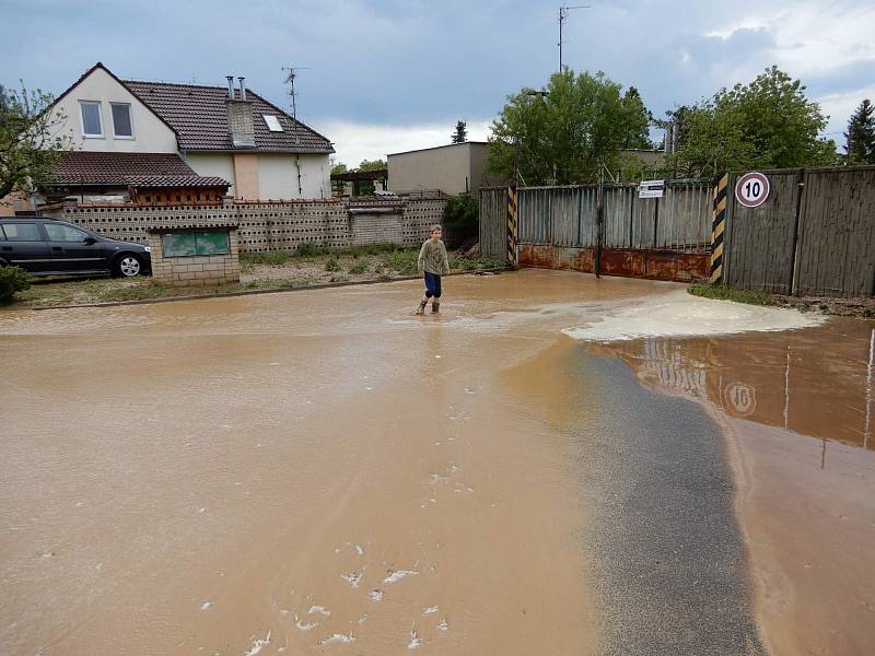 Lokální bouře doprovázená kroupami zasáhla Strážnici na Hodonínsku. Voda zatopila některé ulice i sklepy domů.