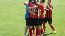 Hodonínští fotbalisté (v červenočerných dresech) porazili Břeclav 2:1.