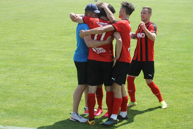 Hodonínští fotbalisté (v červenočerných dresech) porazili Břeclav 2:1.