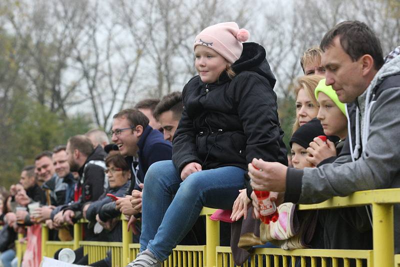 Fotbalisté Hroznové Lhoty (bíločervené dresy) v televizním zápase porazili Vnorovy 5:1. Zápas sledovalo 1500 diváků.