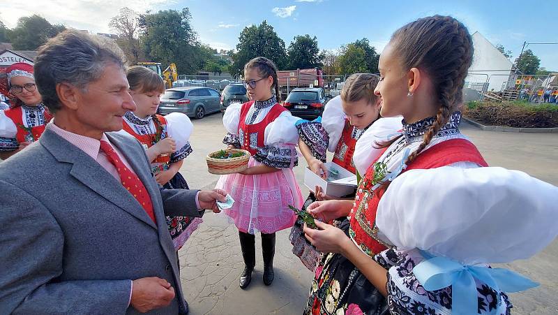 Krojovaná chasa na Svatováclavských hodech v Kostelci.