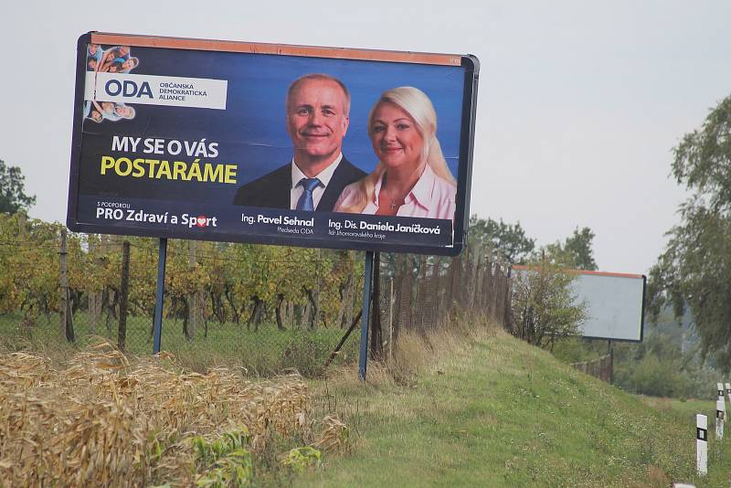 Billboard Občanské demokratická aliance i s lídryní v Jihomoravském kraji Danielou Janíčkovou je na silnici I/55 blízko odbočky na Hrušky a Tvrdonice.