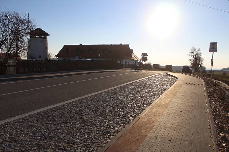 Nová autobusová zastávka u Bukovanského mlýnu.