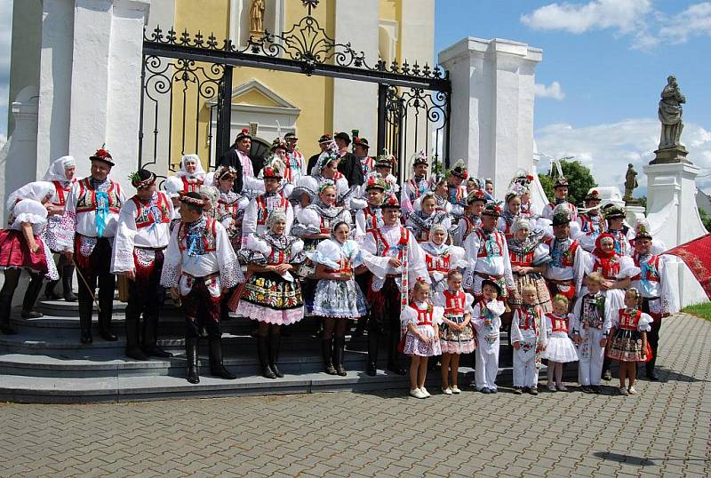 Folkloristé z Milotic předvedli na zámku, jak vypadala tradiční krojovaná svatba a co všechno s ní bylo spojeno. 