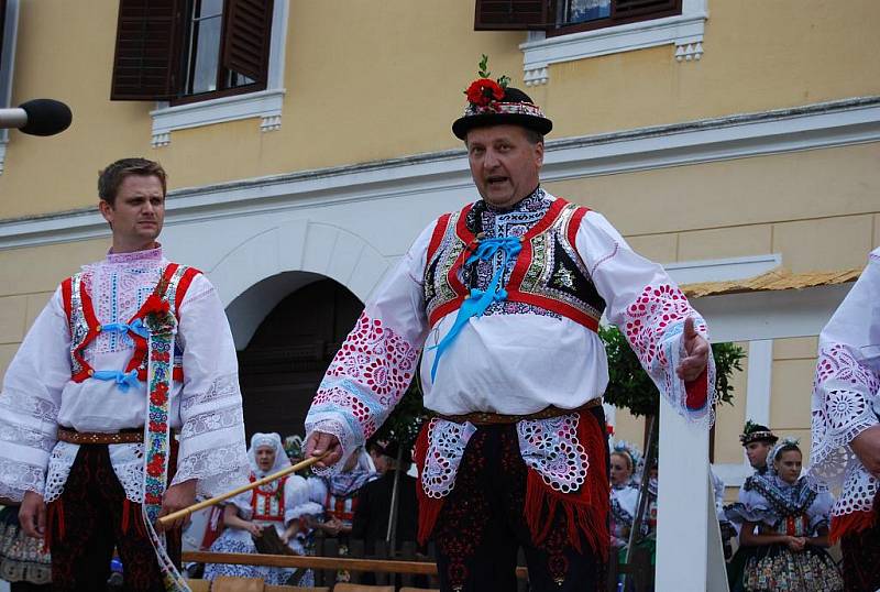 Folkloristé z Milotic předvedli na zámku, jak vypadala tradiční krojovaná svatba a co všechno s ní bylo spojeno. 