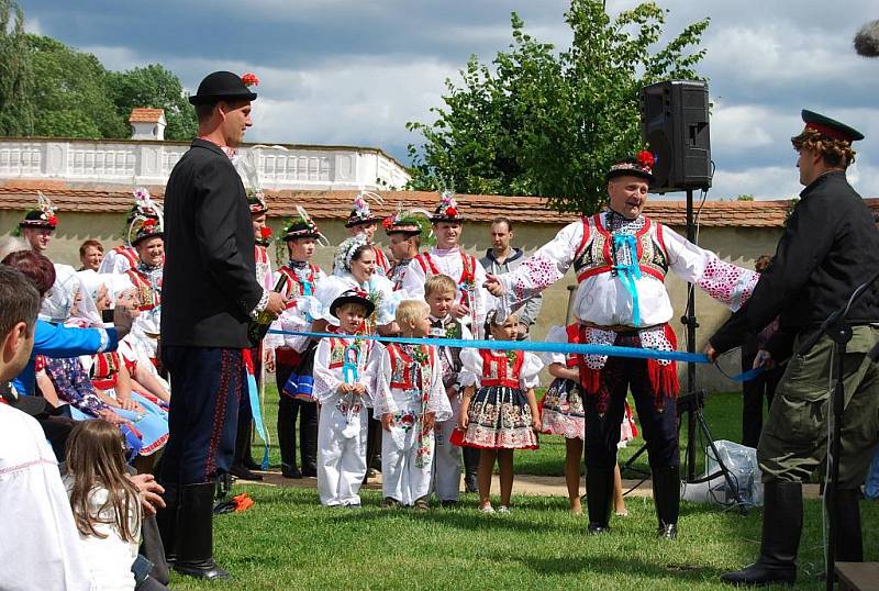 Folkloristé z Milotic předvedli na zámku, jak vypadala tradiční krojovaná svatba a co všechno s ní bylo spojeno. 