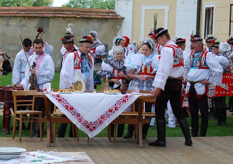 Folkloristé z Milotic předvedli na zámku, jak vypadala tradiční krojovaná svatba a co všechno s ní bylo spojeno. 