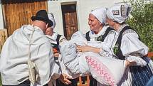 Pořad Já sa budu vydávati, který byl součástí Mezinárodního folklorního festivalu ve Strážnici. Soubory jej sehrály v areálu skanzenu.