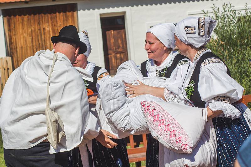 Pořad Já sa budu vydávati, který byl součástí Mezinárodního folklorního festivalu ve Strážnici. Soubory jej sehrály v areálu skanzenu.