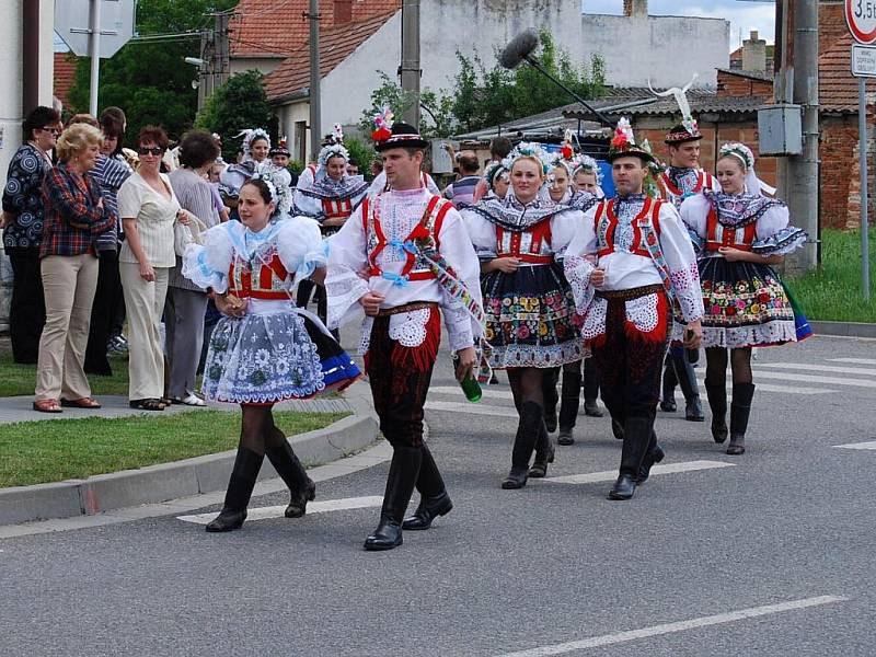 Folkloristé z Milotic předvedli na zámku, jak vypadala tradiční krojovaná svatba a co všechno s ní bylo spojeno. 