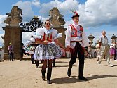 Folkloristé z Milotic předvedli na zámku, jak vypadala tradiční krojovaná svatba a co všechno s ní bylo spojeno. 