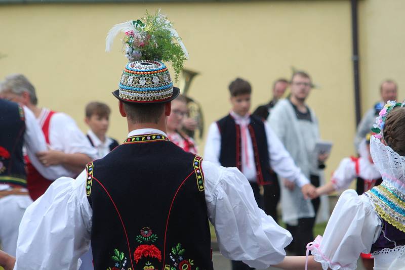 Dražovské hody v sobotu odpoledne. Hudba a tanec v ulicích Dražůvek byly i pozvánkou na večerní hodovou zábavu.