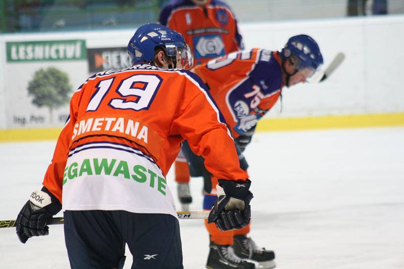 Hodonínští hokejisté (oranžovo-modré dresy) nestačili ve 41. kole druhé ligy na vedoucí Přerov, když Hanákům podlehli 0:5.