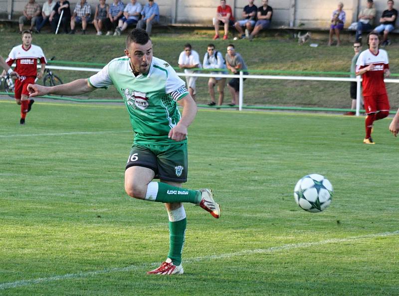 Fotbalisté Bzence (zelené dresy) prohráli v posledním domácím zápase premiérové divizní sezony s Bystřicí nad Pernštejnem 2:4.