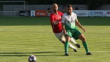 Fotbalisté třetiligového Uherského Brodu (červené dresy) v předkolo MOL Cupu zdolali divizní Bzenec 3:1.