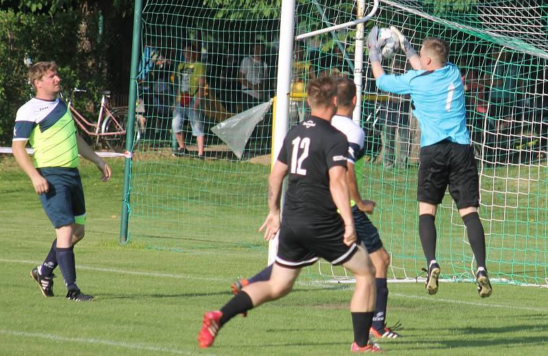 Sto let kopané v Čejči oslavili tamní fotbalisté (v zelených dresech) exhibičním utkáním proti Sigi teamu.