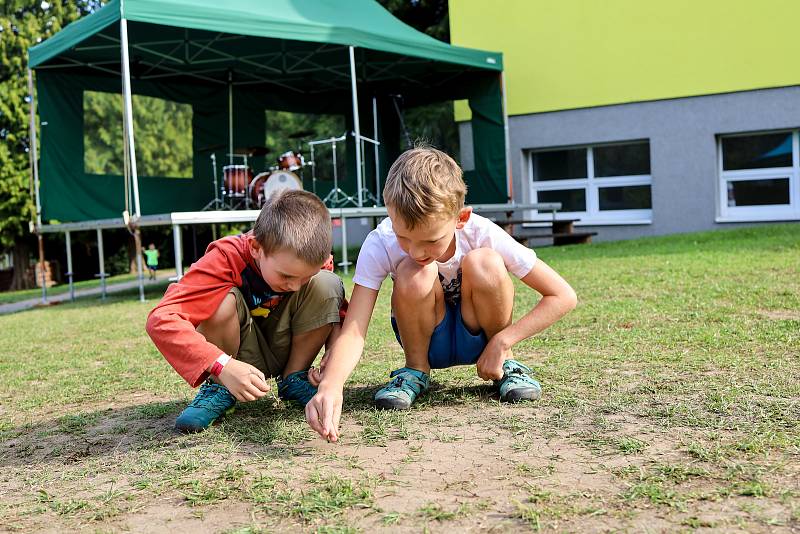 Patnáct let od založení tamní pobočky Hnutí Brontosaurus slavili v Čejkovicích.