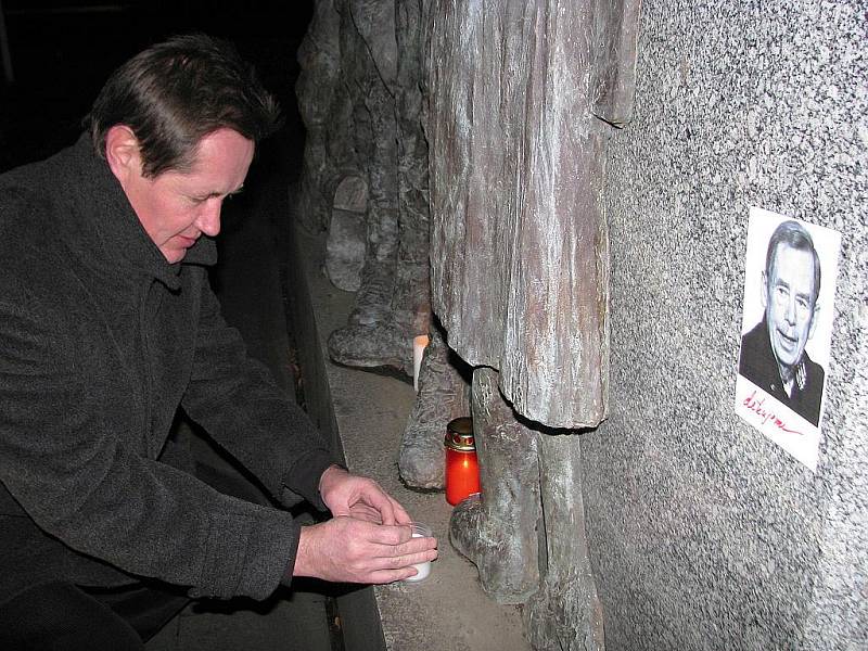 Také v Hodoníně lidé zapalují svíčky za Václava Havla.