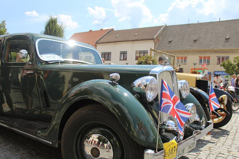 19. ročník jízdy historických vozidel Veteráni Moravským Slováckem. Představení na kyjovském náměstí.