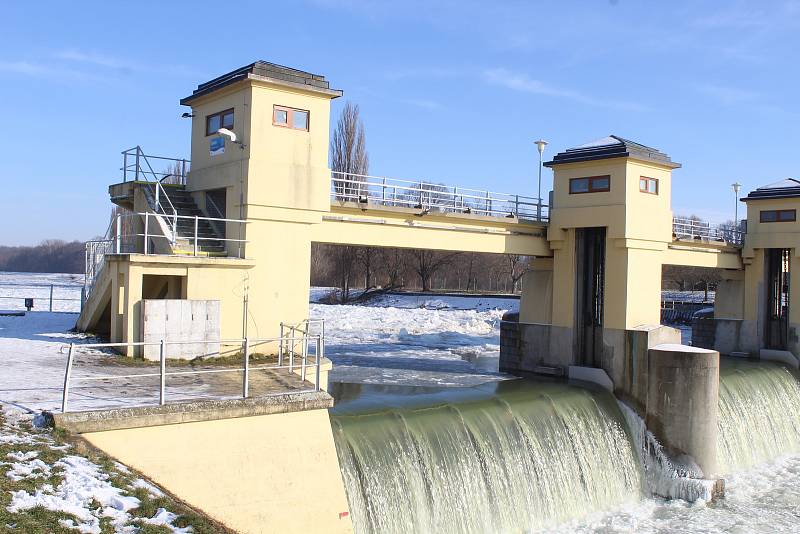 Řeka Morava u Hodonína v pondělí krátce po čtrnácté hodině.