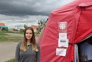Kristina Mertová dobrovolnice v červeném krizovém stanu v Mikulčicích.