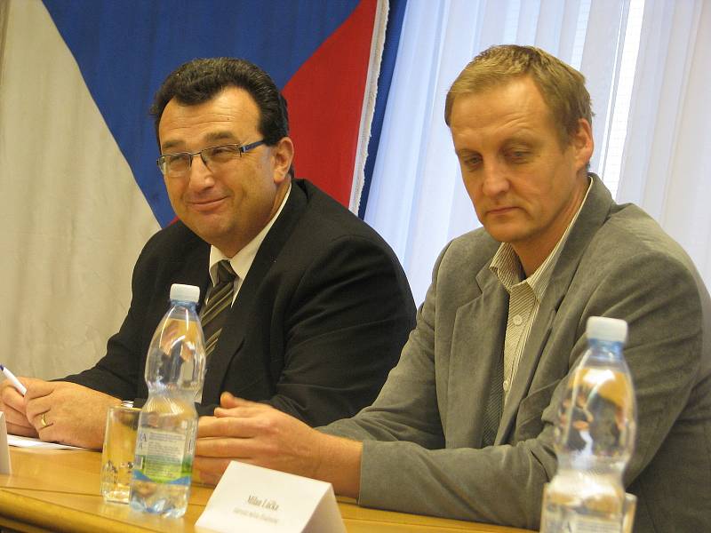 Ladislav Ambrozek na tiskové konferenci vedle tehdejšího místostarosty Jiřího Jandy v roce 2015.