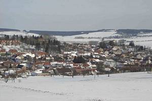 Zimní Archlebov, obec s téměř devíti sty obyvateli.