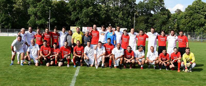 Fotbalisté Strážnic (v červeném) oslavili 100. výročí zápasem proti legendám Slovácka.