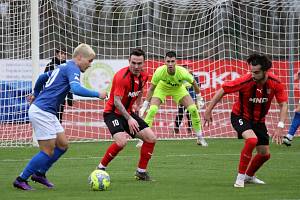 Hodonínští fotbalisté (v červeném) remizovali 1:1 s Frýdkem-Místkem.