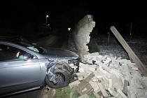 Po půlnoci narazilo auto do plotu u rodinného domu v Kyjově.