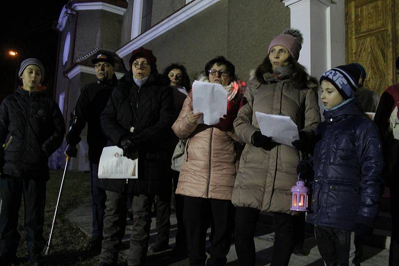 Koledy si zazpívali u kostela svatého Bartoloměje v Rohatci.