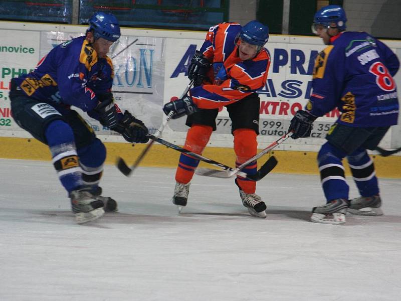 2. liga, východ: SHK Hodonín (v oranžovém) vs. HC Bobři Valašské Meziříčí