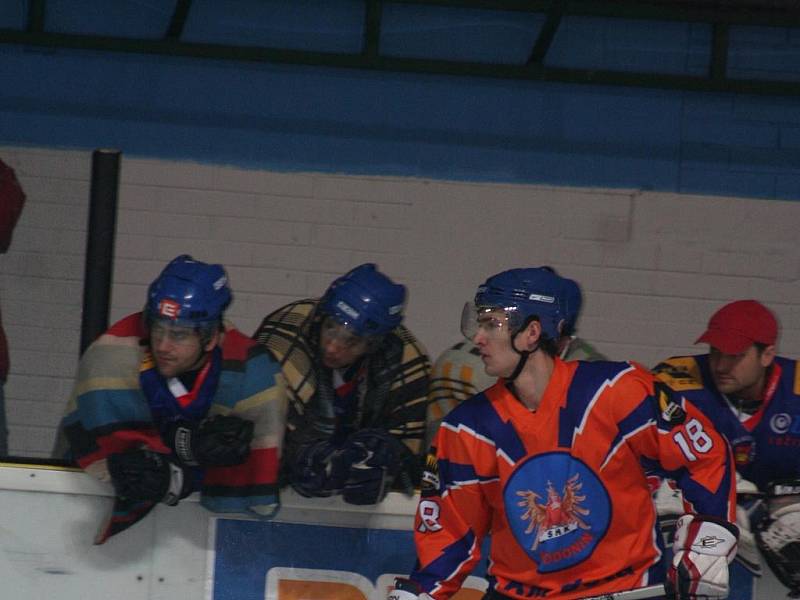 2. liga, východ: SHK Hodonín (v oranžovém) vs. HC Bobři Valašské Meziříčí