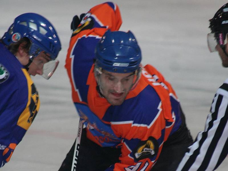 2. liga, východ: SHK Hodonín (v oranžovém) vs. HC Bobři Valašské Meziříčí