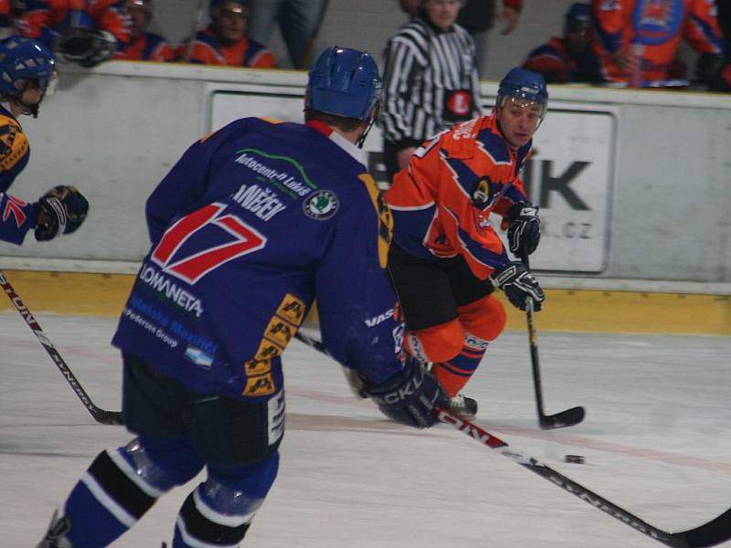 2. liga, východ: SHK Hodonín (v oranžovém) vs. HC Bobři Valašské Meziříčí