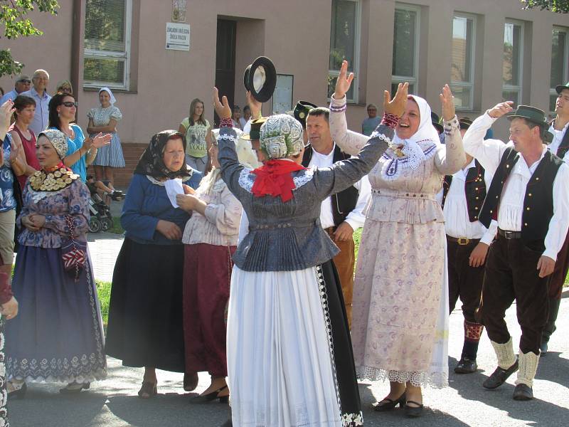 Vracovská chasa šla poděkovat hospodáři za dobrou úrodu. Letos je doprovodili i chorvatští folkloristé.