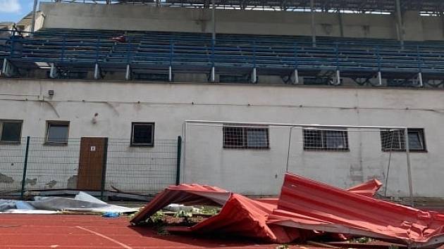Hodonínský atletický stadion zaznamenal během tornáda obrovské škody.