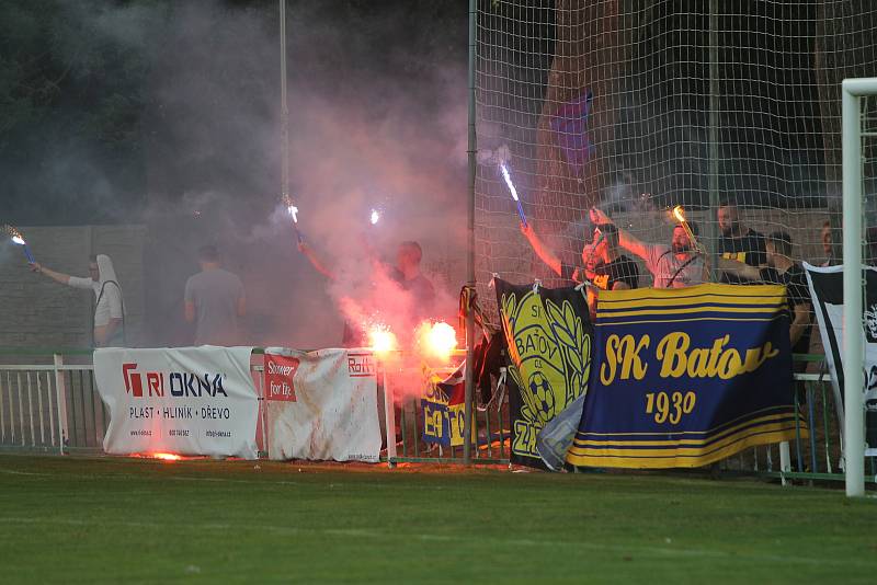 Fotbalisté Bzence (v zelených dresech) podlehli Baťovu 1:2.