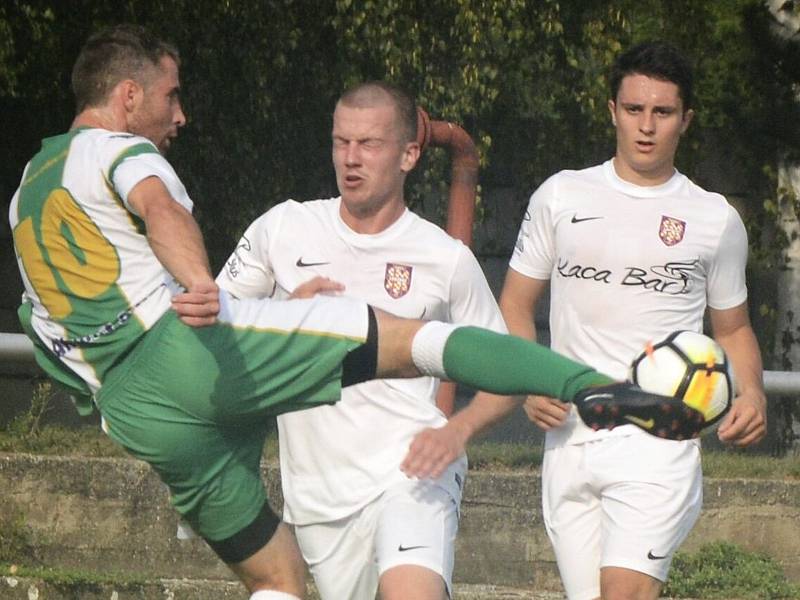 Bzenečtí fotbalisté (v zelených dresech) v předkole celostátního MOL Cupu prohráli na hřišti Lanžhota 2:4.