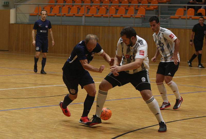 Hodonínští futsalisté (tmavě modré dresy) v osmifinále poháru zdolali prvoligové České Budějovice 8:3 a postoupili mezi nejlepších osm týmů.