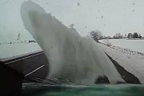 Podívejte, jak vypadá náraz ledové kry do auta. Policisté v kraji varují řidiče před následky.